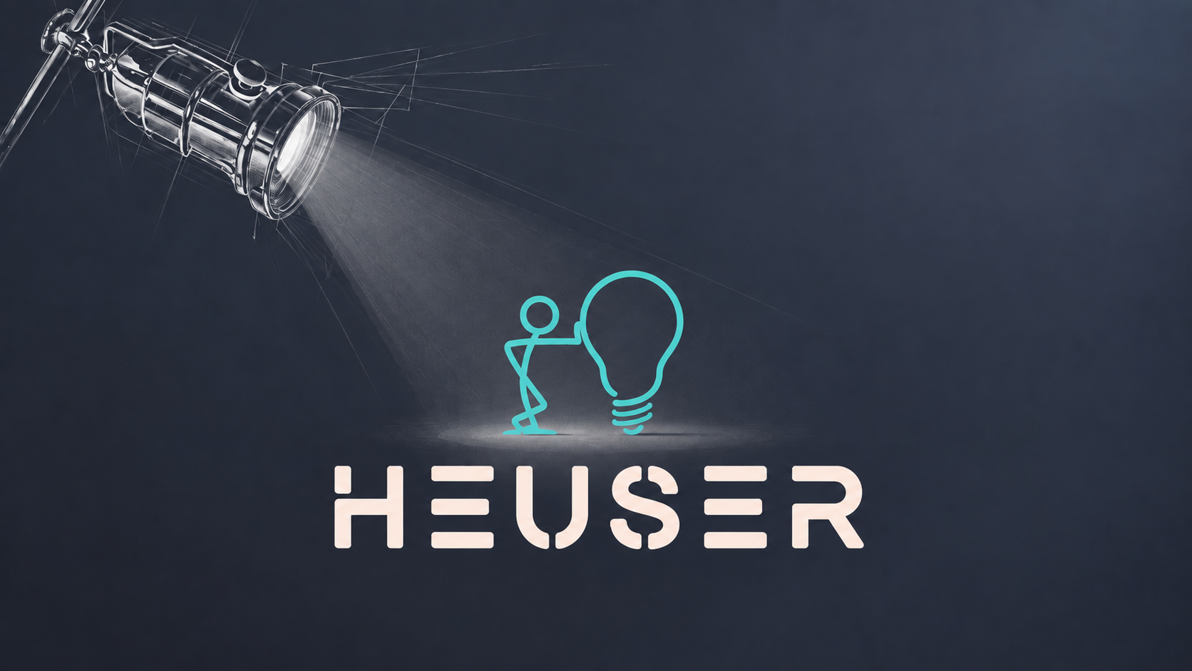 Heuser Logo mit türkisfarbener Glühbirne im Licht eines Scheinwerfers